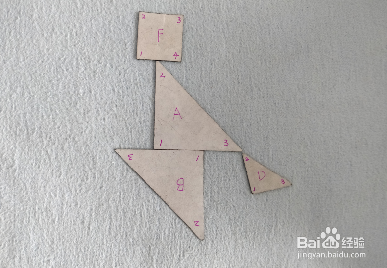 用七巧板怎样拼一个拿着旗子的人?