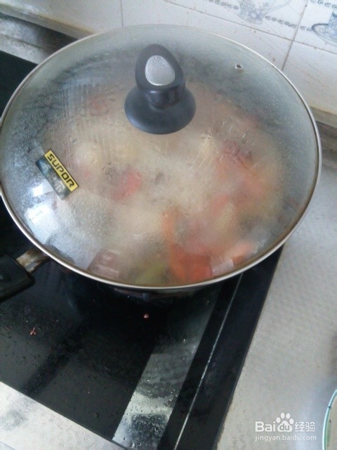 抓住家中的美食：[1]烹制西红柿羊排火锅