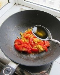 西红柿炒鸡蛋的做法