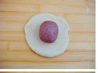 层层酥脆的—红曲豆沙酥