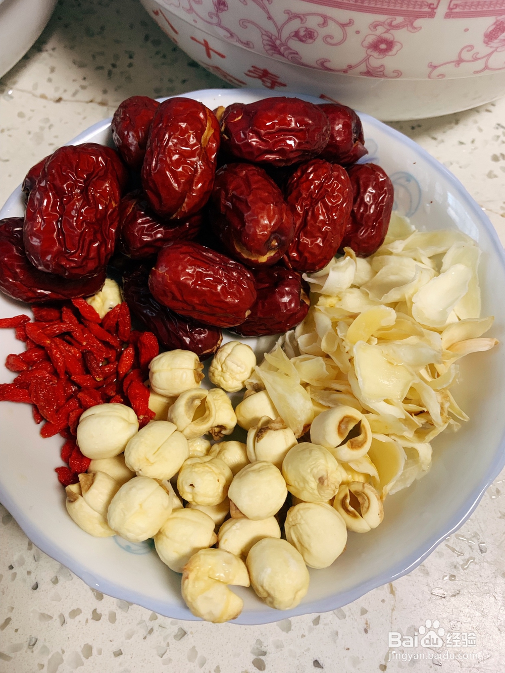 家常做法的桃胶皂米银耳汤