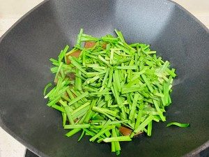 韭菜鸭血的做法