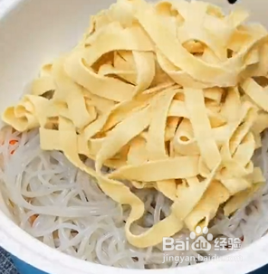 如何做简单又下饭的豆皮炖粉条？