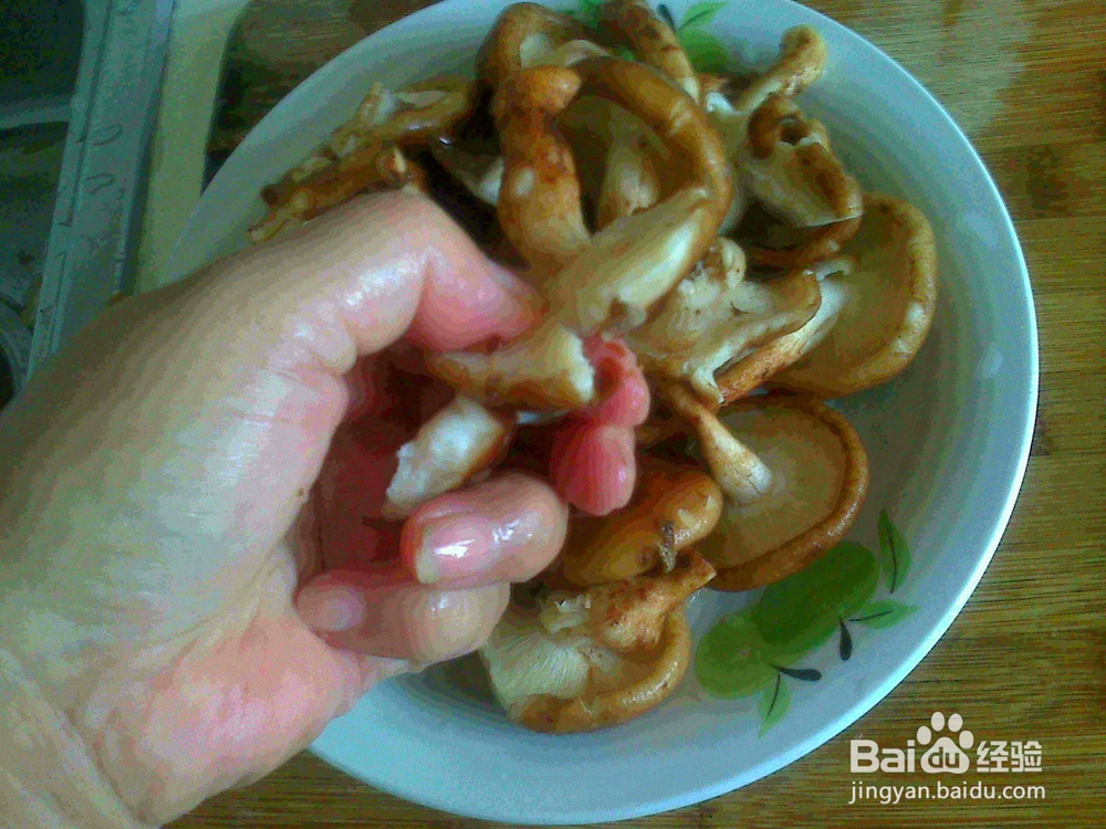 老年人怎样做好素炒香姑的备料