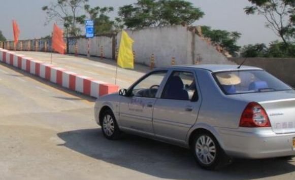 自动挡汽车怎么半坡起步