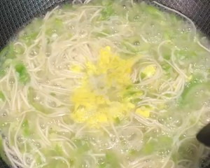 丝瓜鸡蛋面条的做法