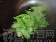 板筋肉炒芥蓝头--做法