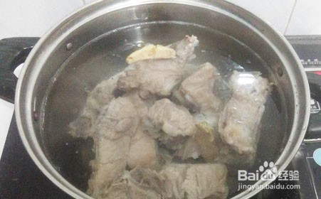 如何简单的做广式靓汤，苦瓜胡萝卜玉米猪骨汤