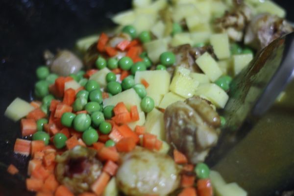 杂蔬菜咖喱鸡焖饭