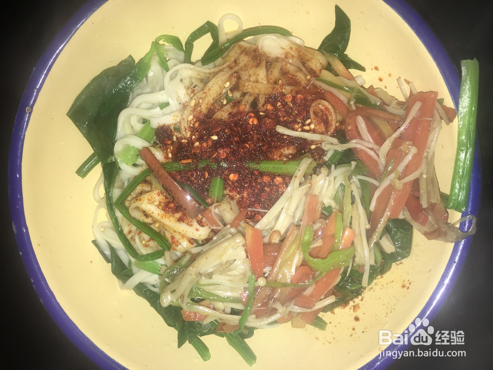 胡萝卜炒金针菇油泼挂面