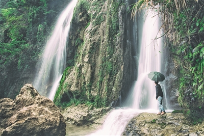 阳新滴水崖瀑布爬山吗