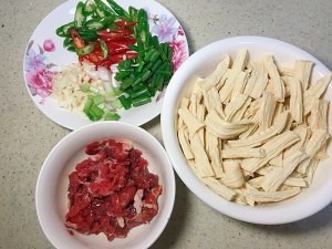 怎么做好吃的腐竹炒肉的攻略/步骤