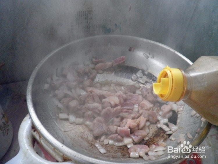 红烧五花肉焖米饭的做法