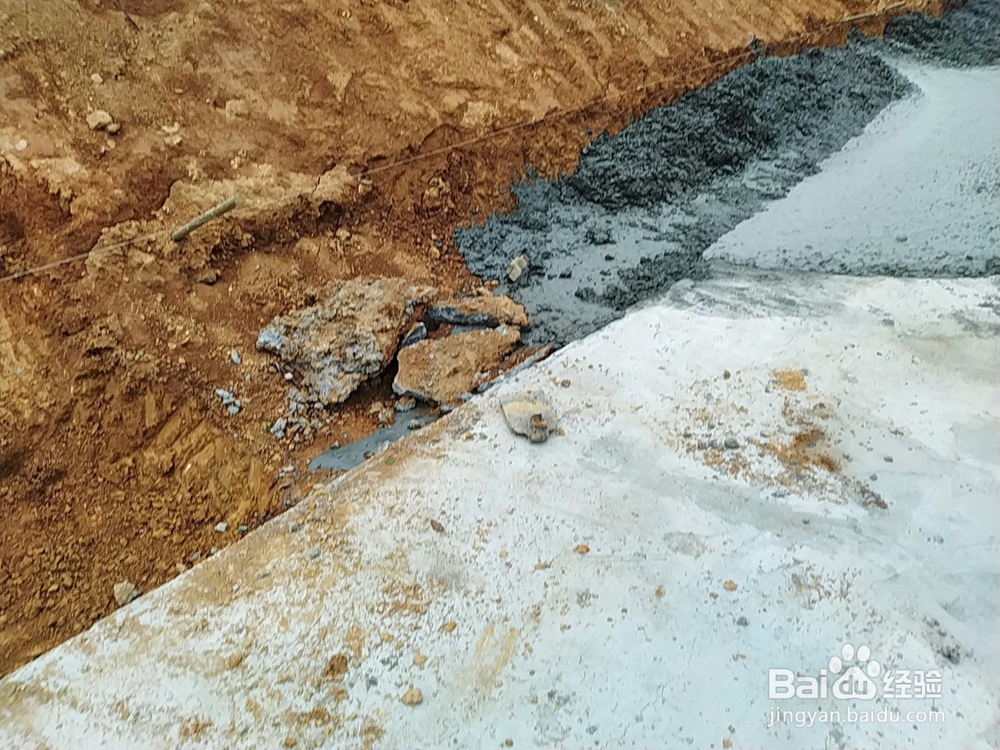 人字骨架襟边在灌注混凝土时的要求有哪些？