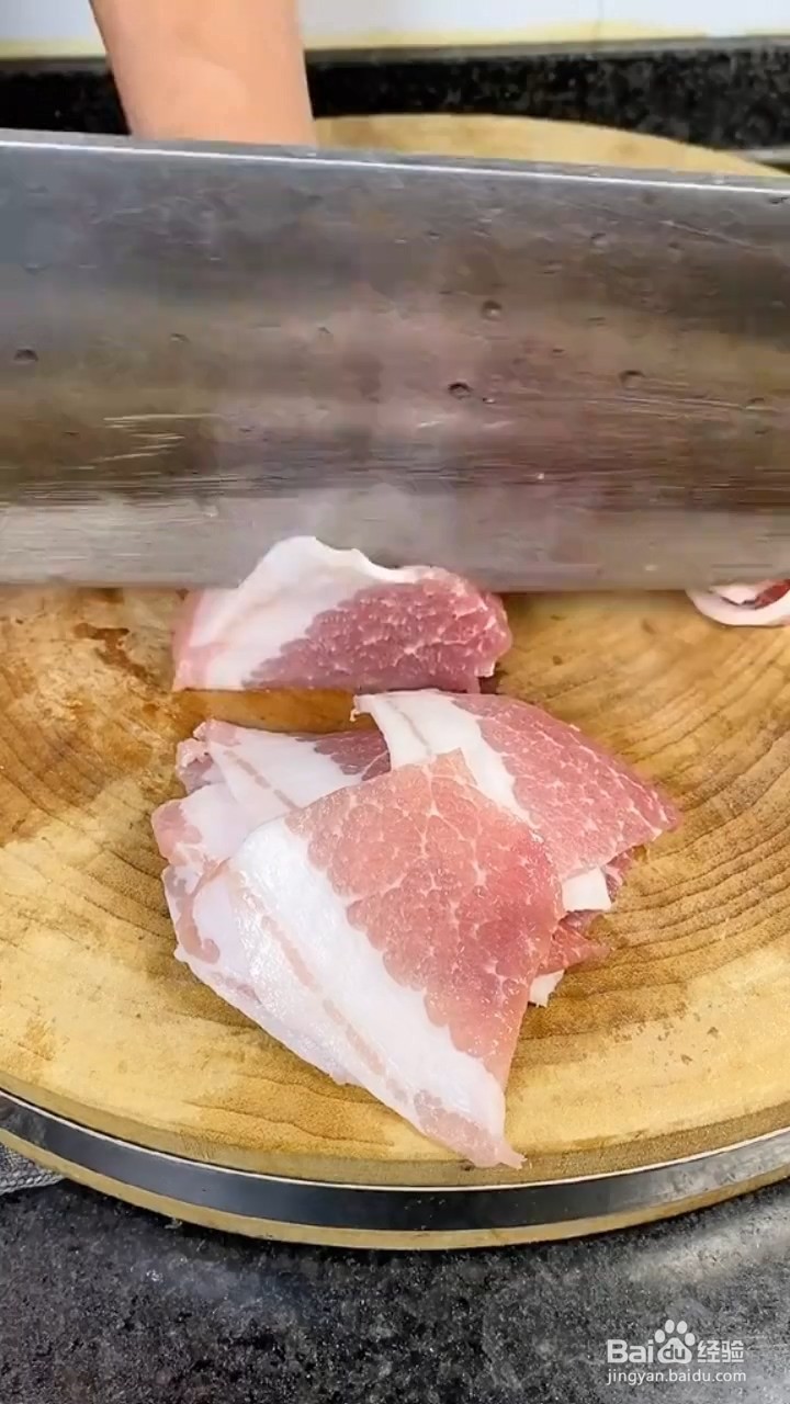 如何制作二荆条炒五花肉