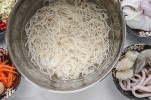 教大家做酱油海鲜炒面