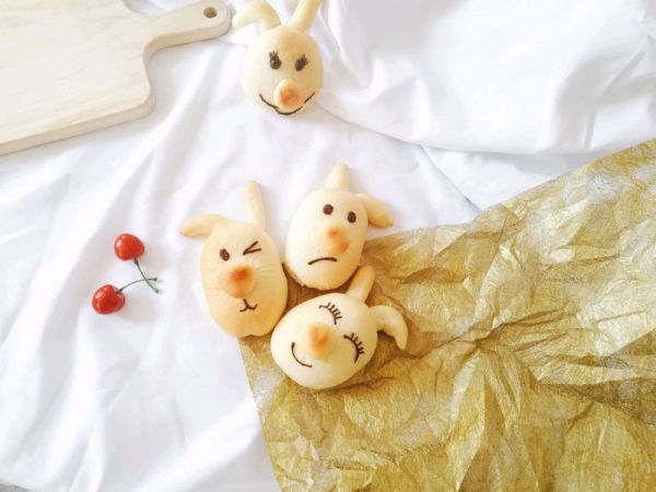 丑萌兔豆沙面包