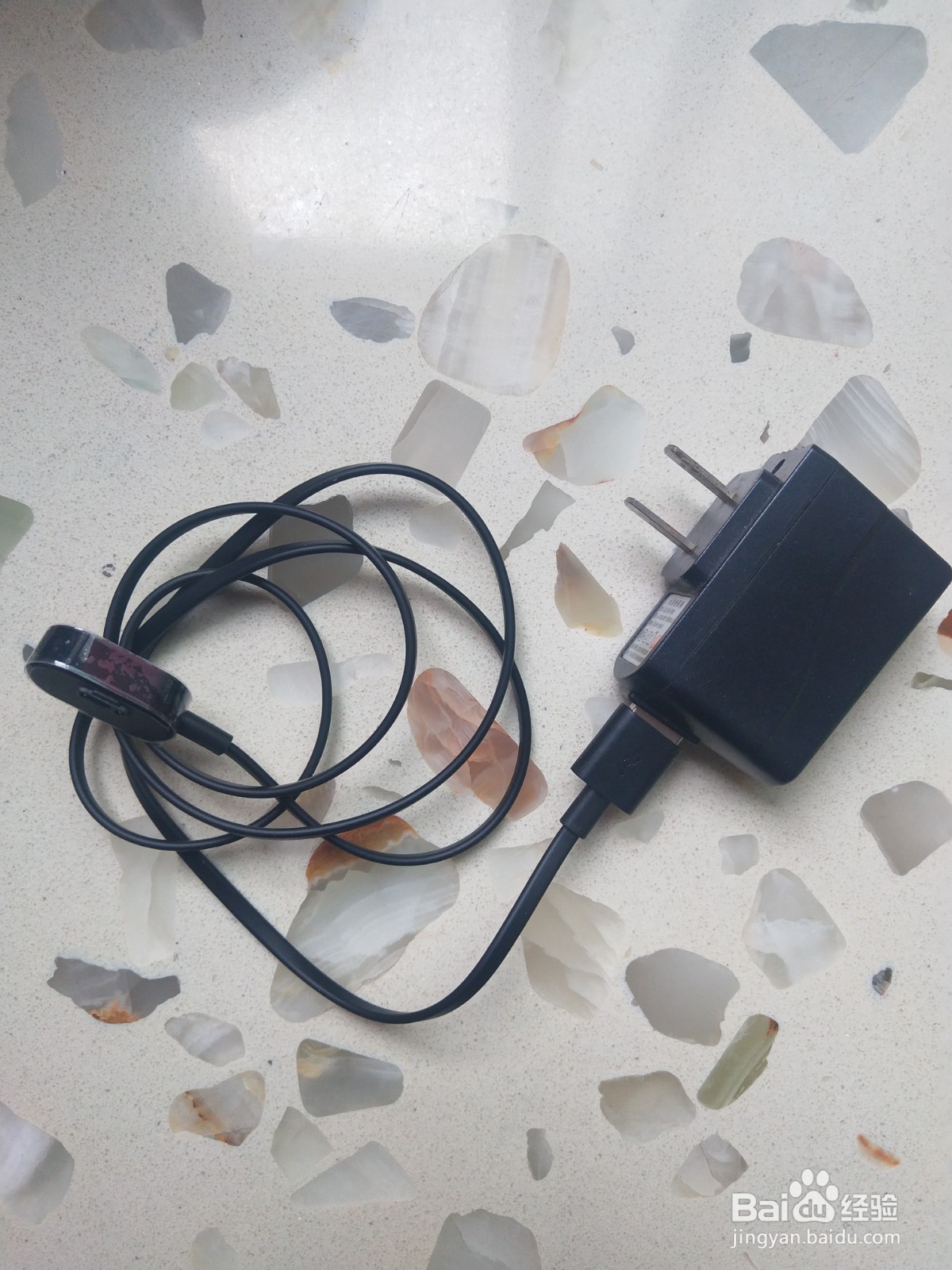 小天才电话手表Z6怎么充电？