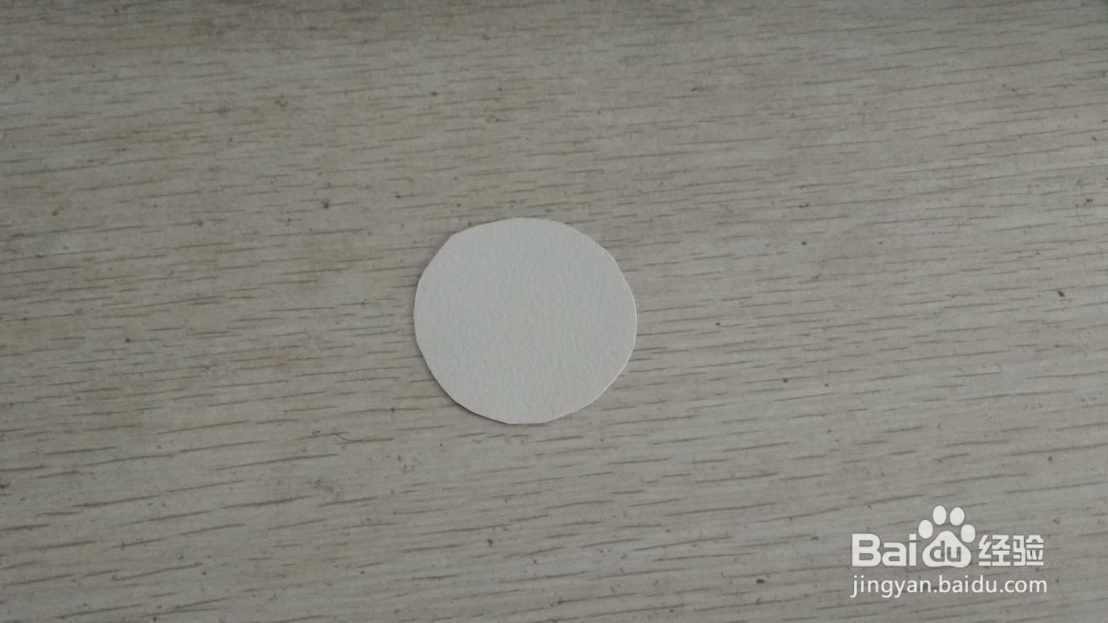 如何用一个圆形画纸和铅笔做简易的钢笔的支架
