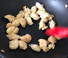 玉米笋香菇烩猴头菇的做法