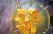 南瓜小米鲫鱼浓汤的做法步骤