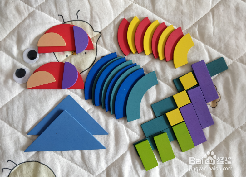 用幼儿积木怎么拼一只吃坚果的鸟儿？