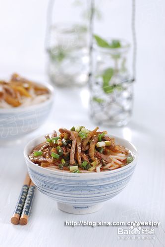 虽简单，但经典的快手面。【麻辣肉丝面】