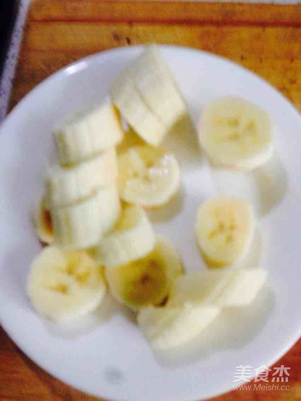 香蕉莲子百合桂圆枸杞银耳汤