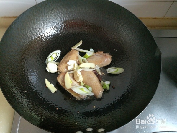 如何制作红蘑鸡翅炖宽粉