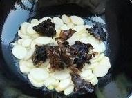 河南特色-茭白木耳炒肉怎么做？