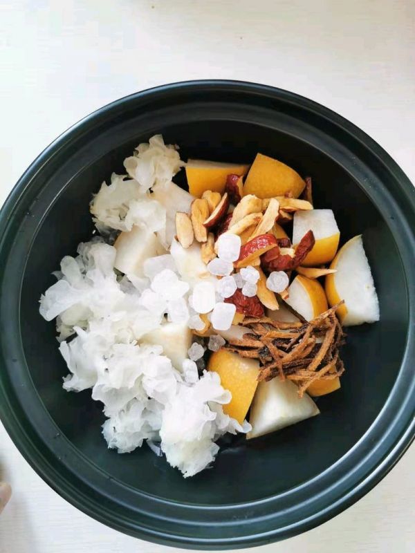 红枣银耳炖雪梨