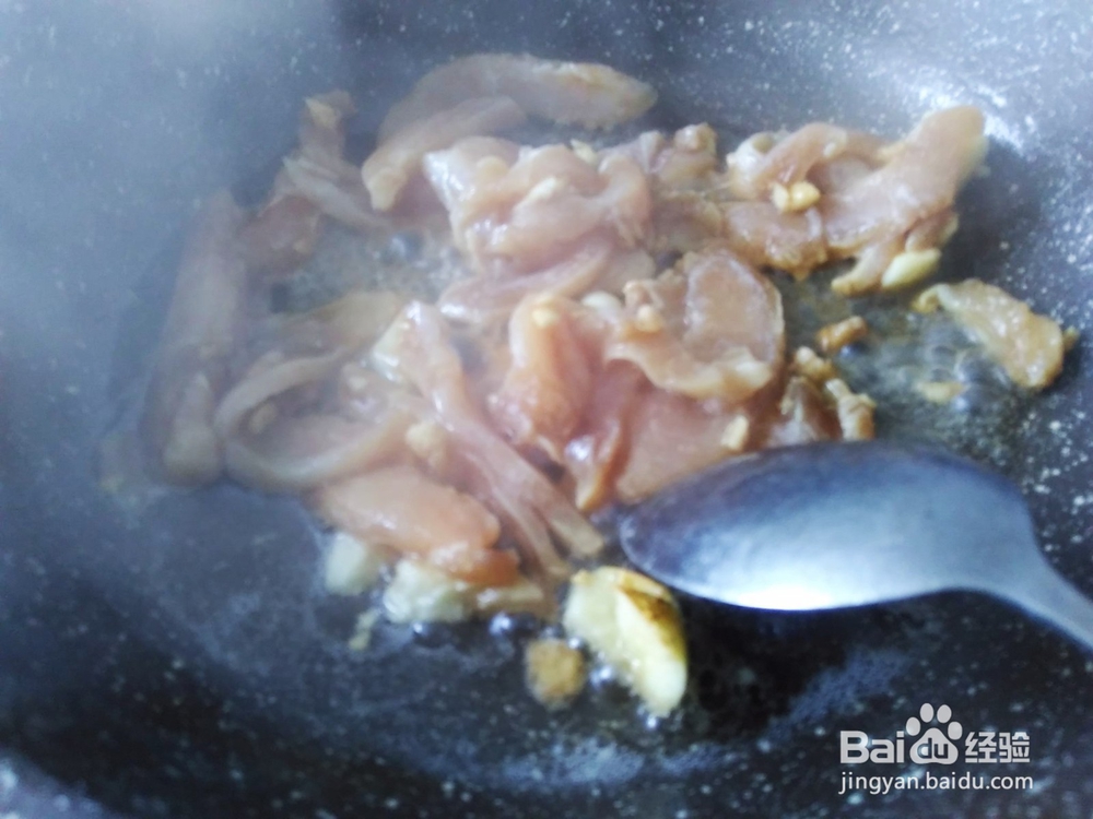 鸡胸肉爆秋葵的做法