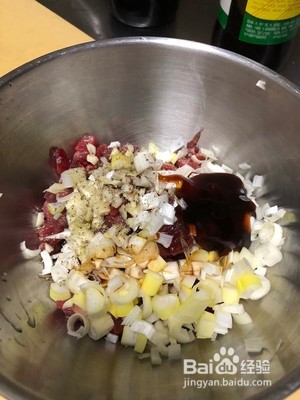 小朋友都喜欢的葱香蔬菜嫩爆牛肉粒的做法