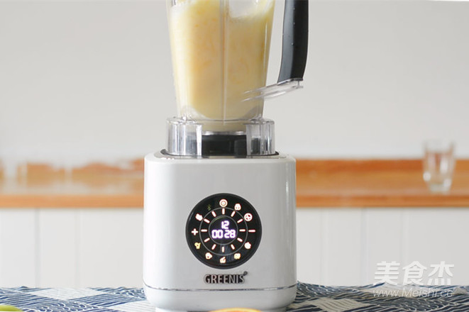 酸甜可口猕猴桃香蕉橙汁