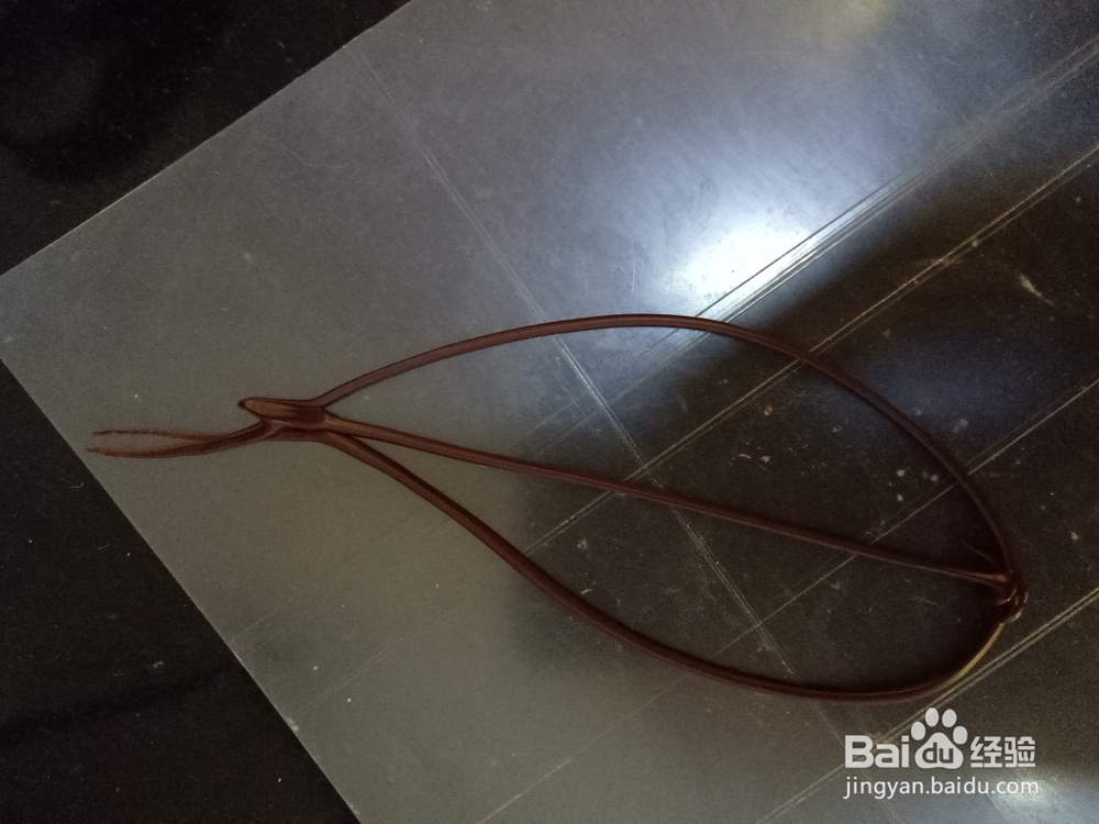 制作巧克力树叶形状的配件。