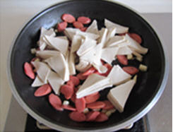 香肠炒千叶豆腐