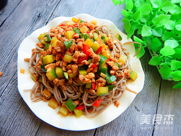 酱黄瓜肉丁拌荞麦面