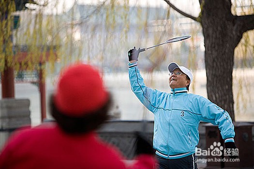 打羽毛球的技巧：高球的技巧