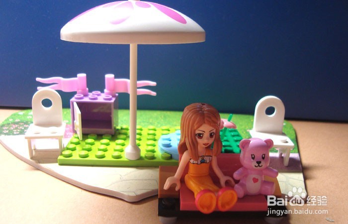 如何用积木拼装公园玩小玩具的场景