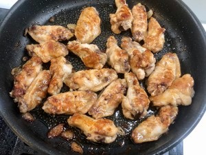 香煎蒜香鸡翅的做法