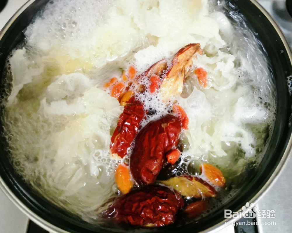 好吃不腻的银耳莲子羹