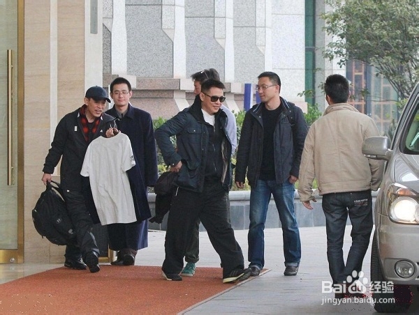 李连杰哥哥长啥样?