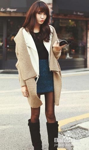 时尚外套搭配短裙+靴子 随性优雅又迷人