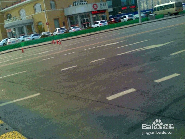 道路维修减速装置要放上警示标志