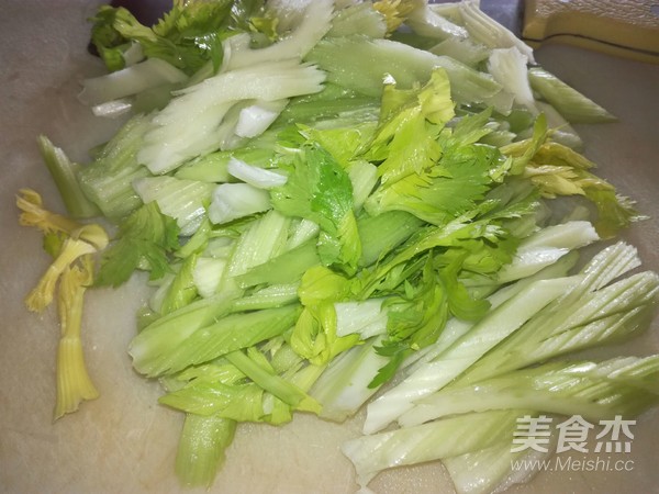 西芹炒肉的做法