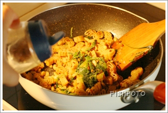 松子菠菜苗炒意粉