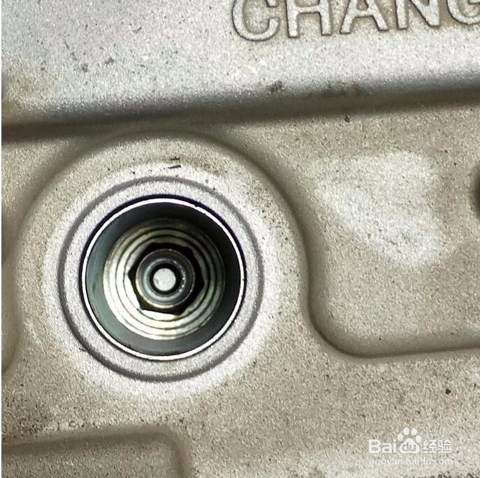 长安迷你奔奔火花塞怎样拆卸