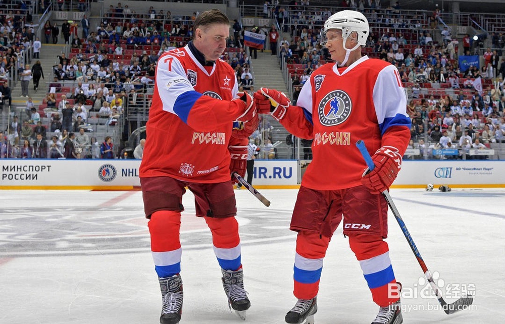 普京打冰球展硬汉本色 摔倒仍在追球