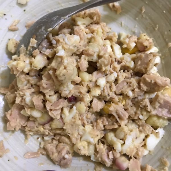 鸡蛋金枪鱼烤法棍