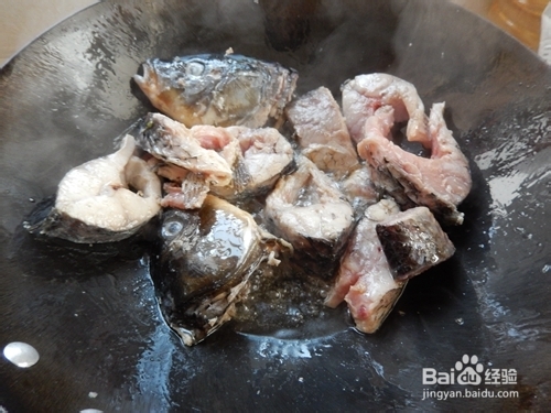 有菜有主食：铁锅炖鱼贴饼